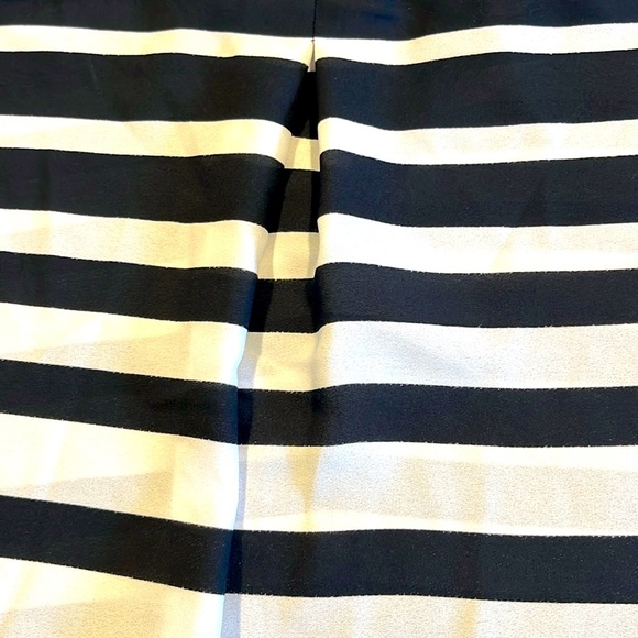 Susan Graver Weekend Black and White Striped Top size 8 , this brand fits big. - Picture 7 of 8